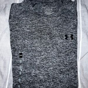 Mens Under armour shirt. Brand new! Size large. Super lightweight and comfy